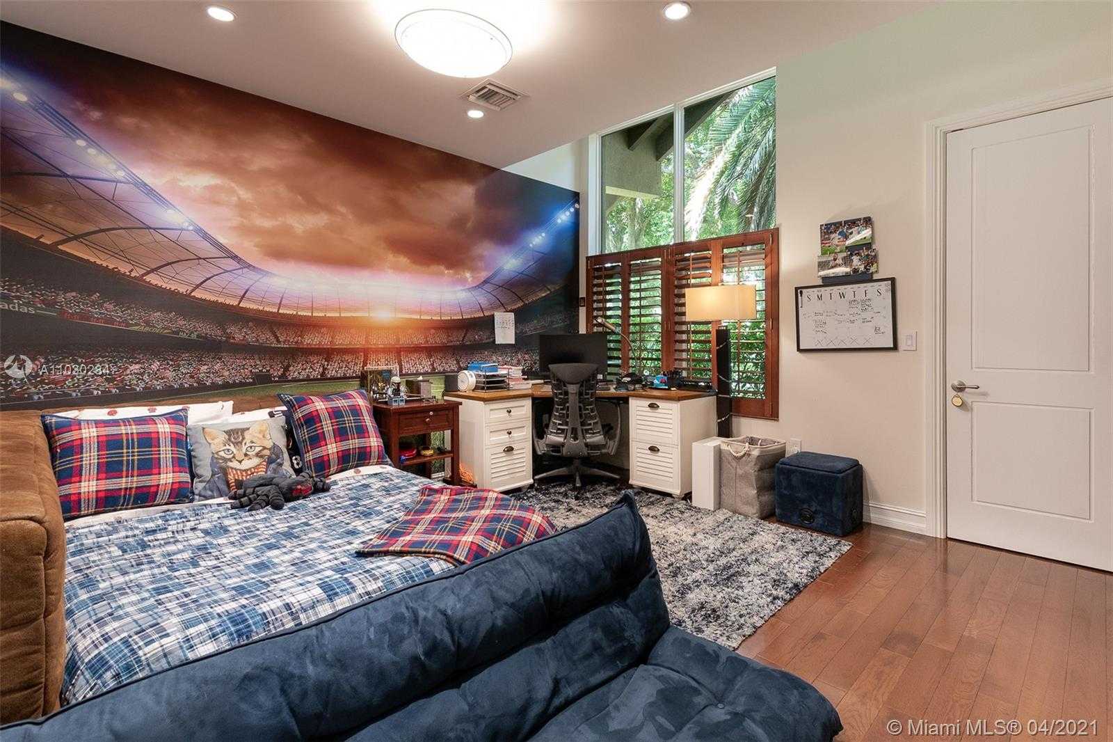 Small Image of 330 COCOPLUM RD, Coral Gables Number 20