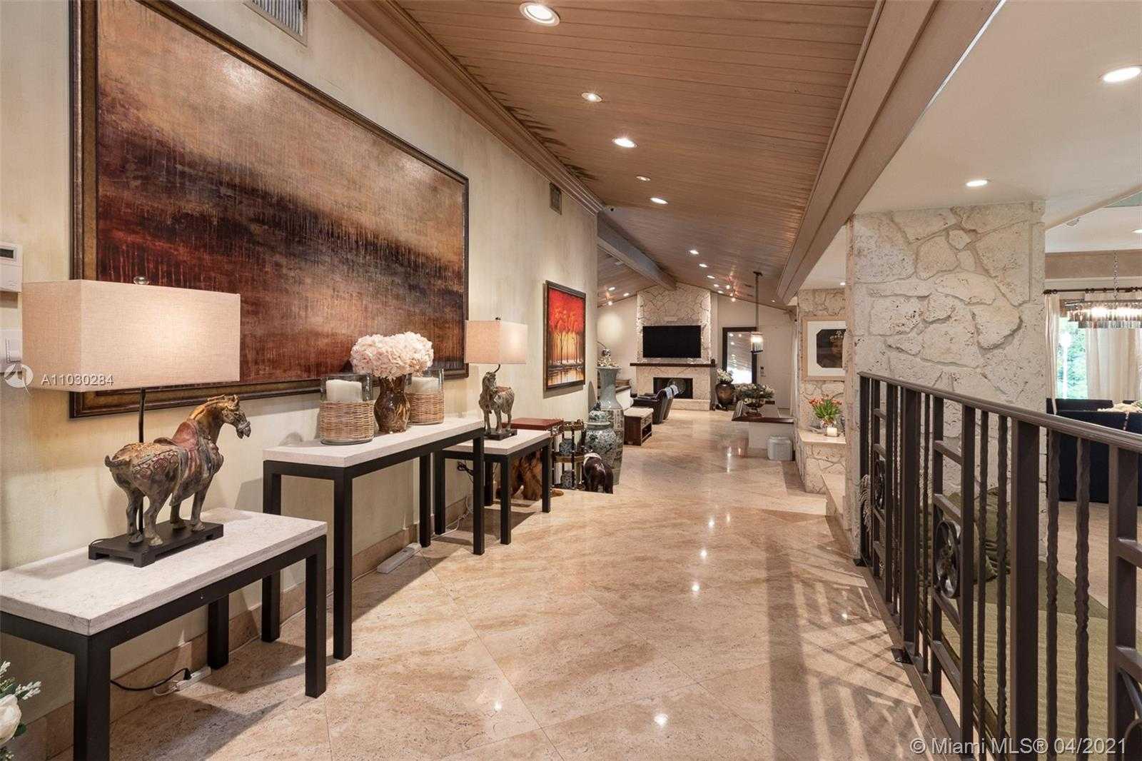Small Image of 330 COCOPLUM RD, Coral Gables Number 3