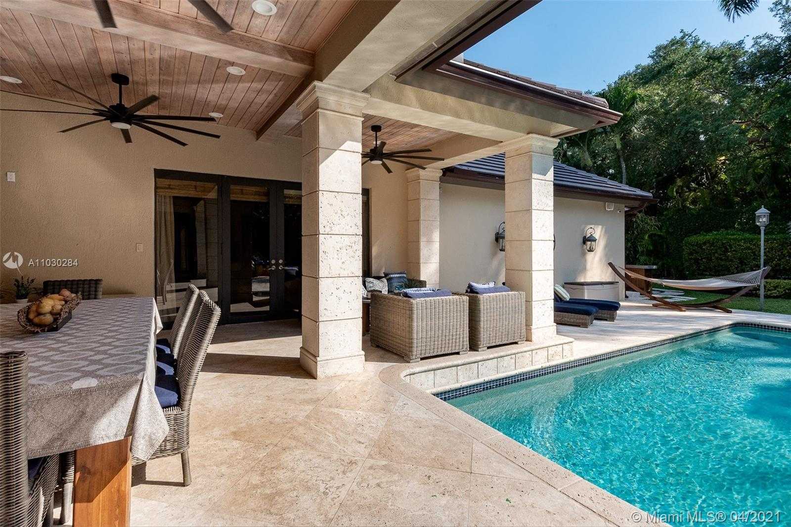 Small Image of 330 COCOPLUM RD, Coral Gables Number 31