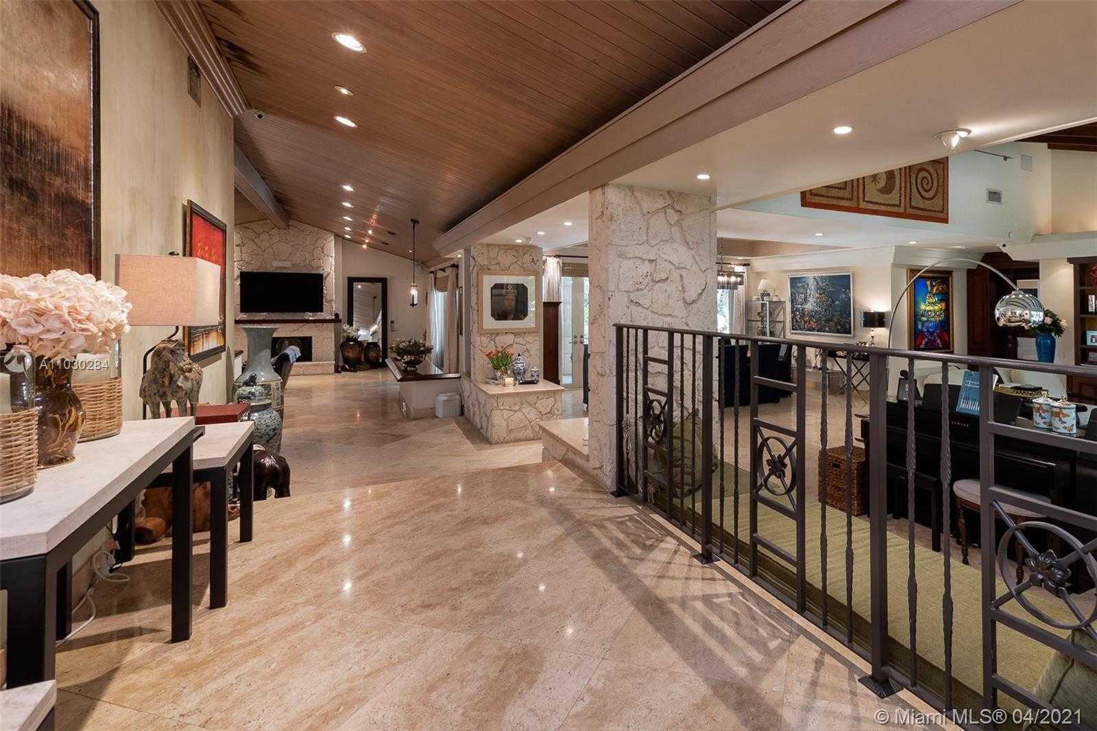 Small Image of 330 COCOPLUM RD, Coral Gables Number 4