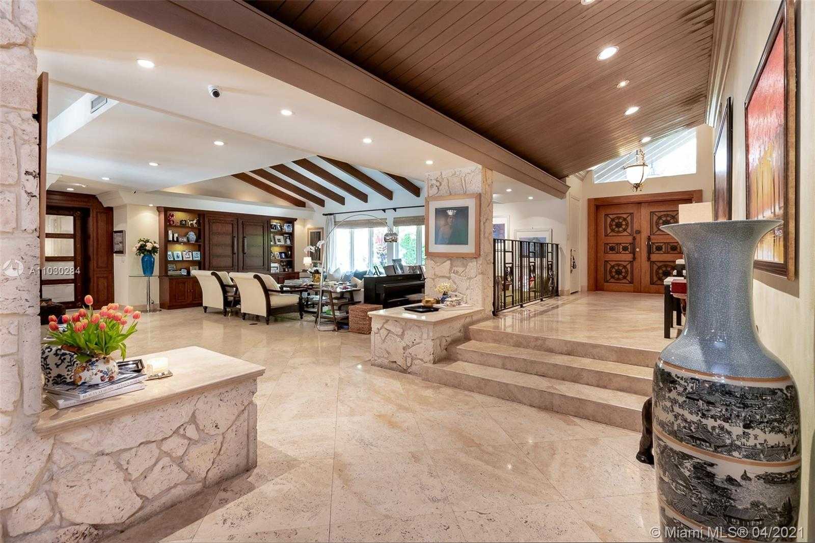 Small Image of 330 COCOPLUM RD, Coral Gables Number 8