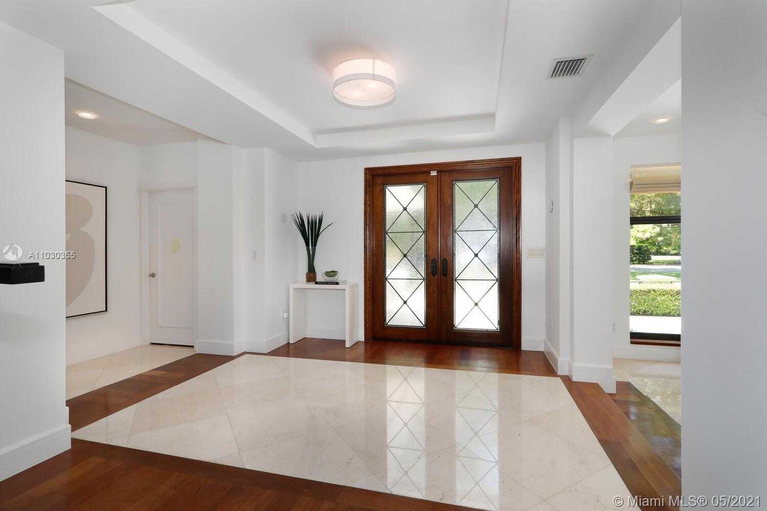 Small Image of 3425 ALHAMBRA CIR, Coral Gables Number 2