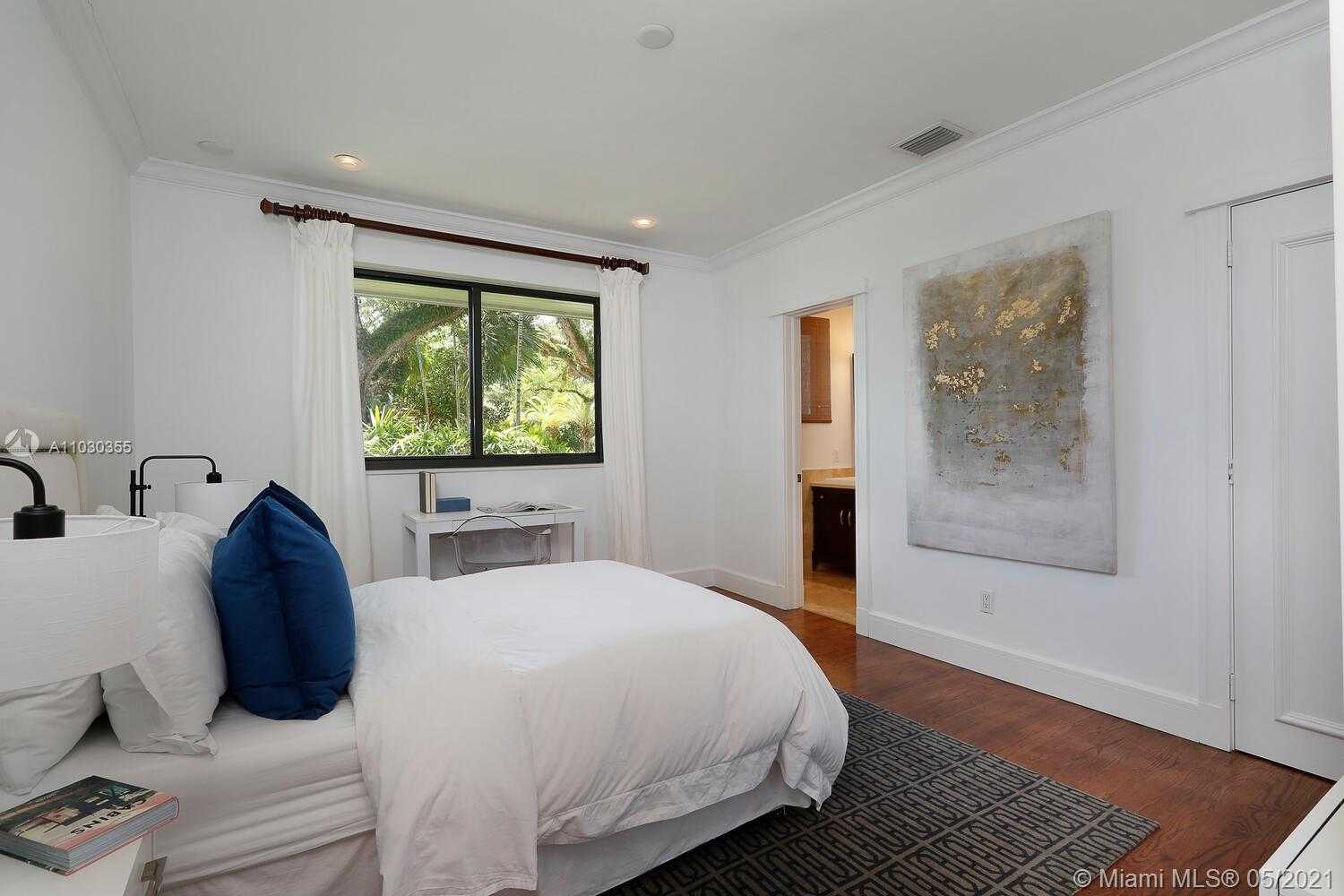 Small Image of 3425 ALHAMBRA CIR, Coral Gables Number 27