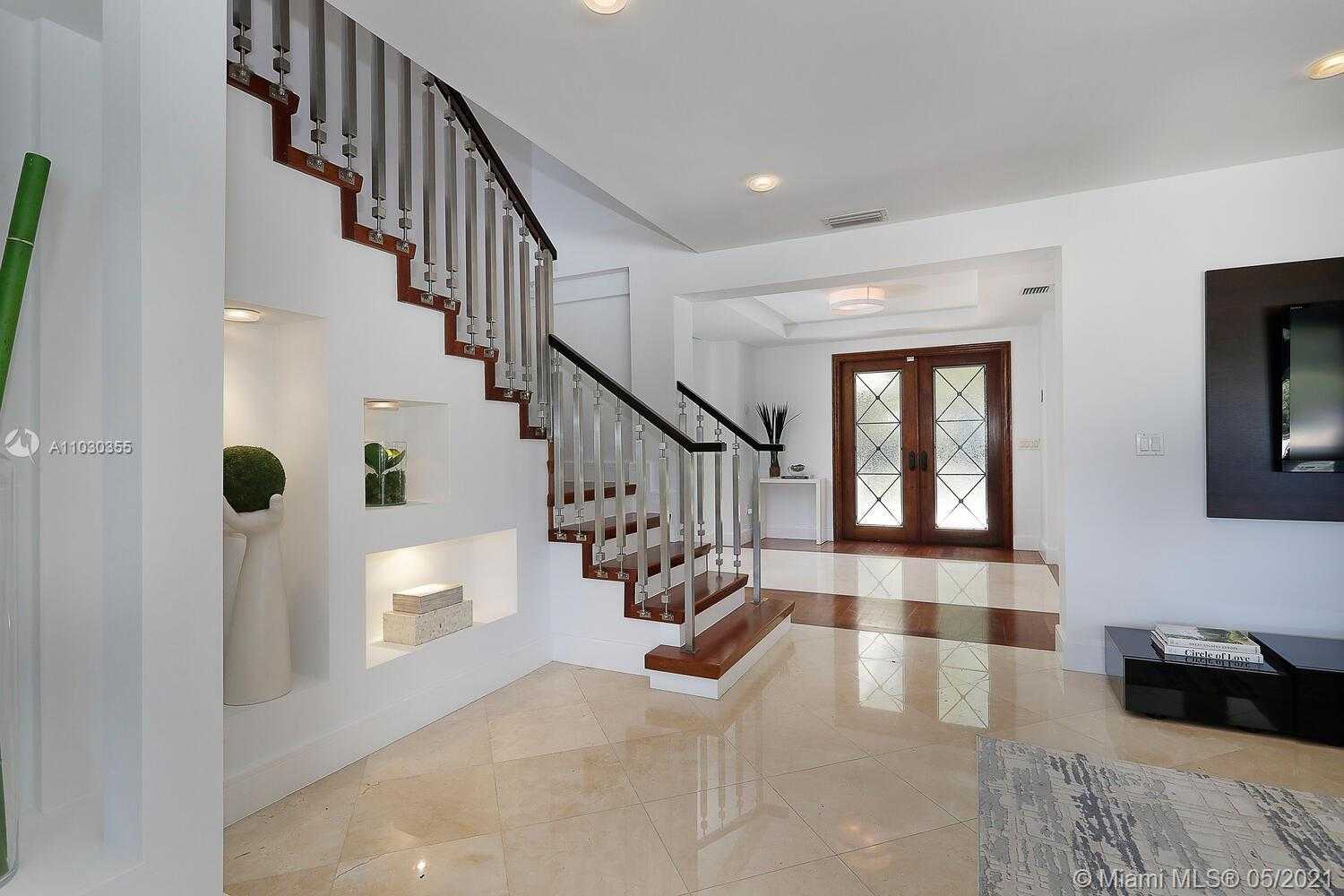 Small Image of 3425 ALHAMBRA CIR, Coral Gables Number 3