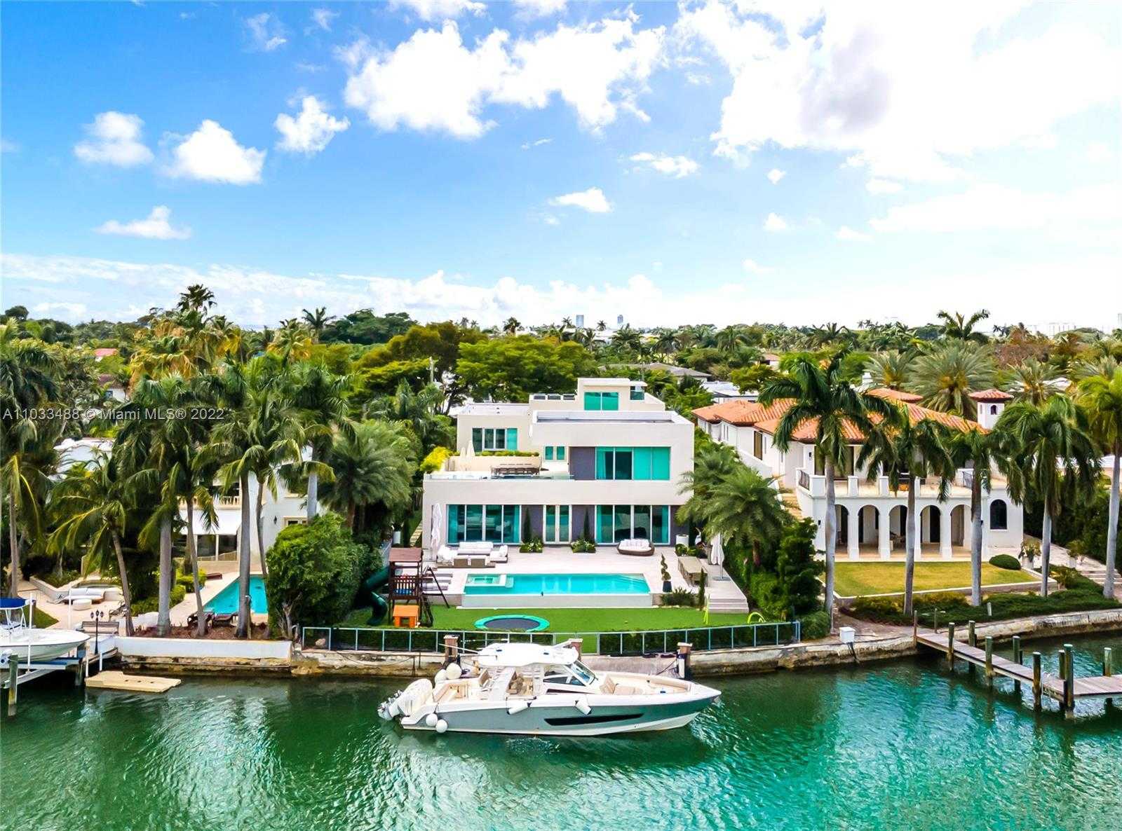 Small Image of 5711 PINE TREE DR, Miami Beach Number 2