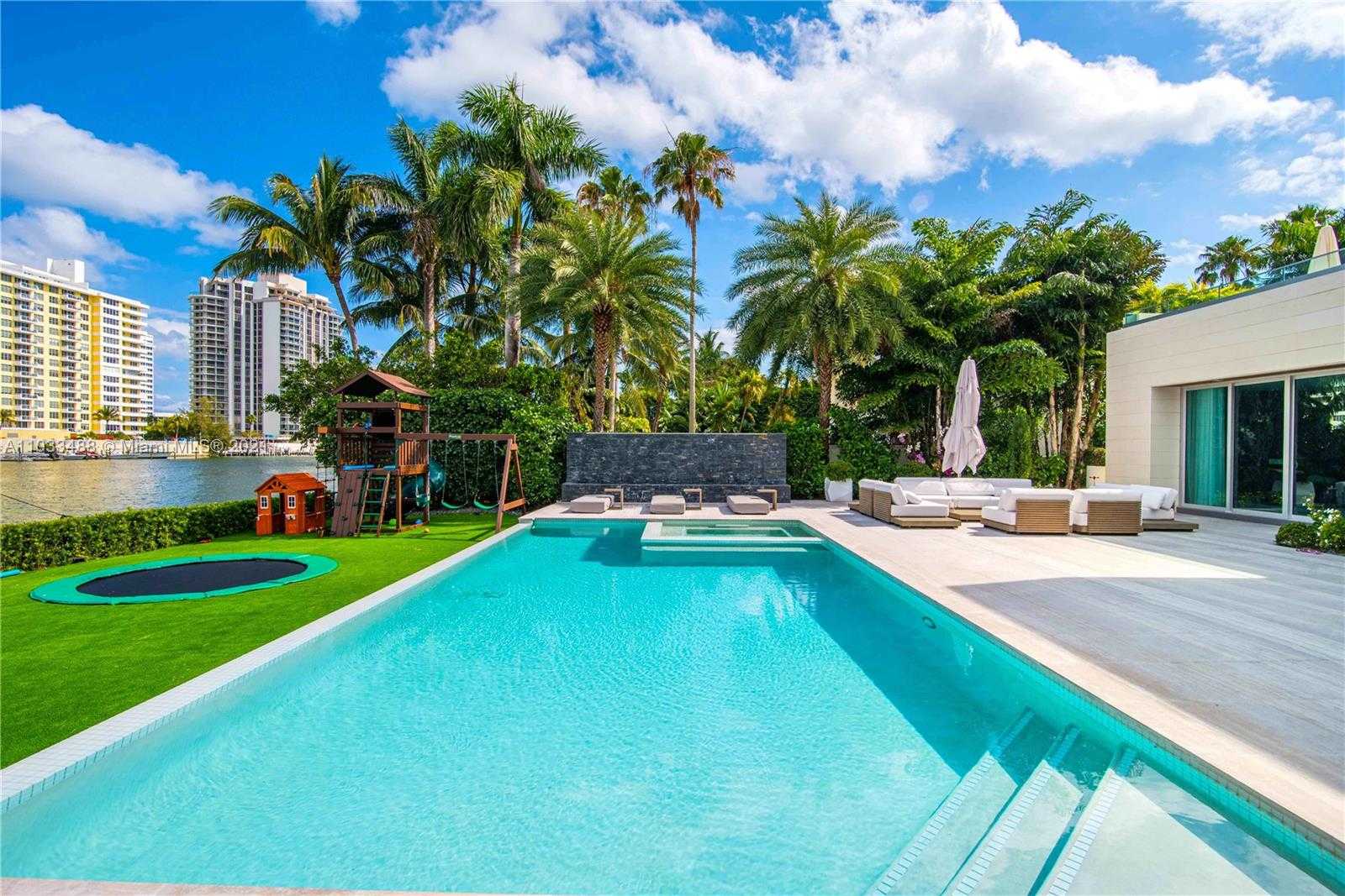 Small Image of 5711 PINE TREE DR, Miami Beach Number 47