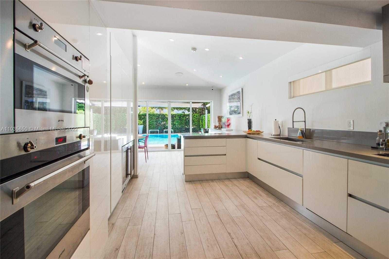 Small Image of 1030 NORTH VENETIAN DR, Miami Number 12