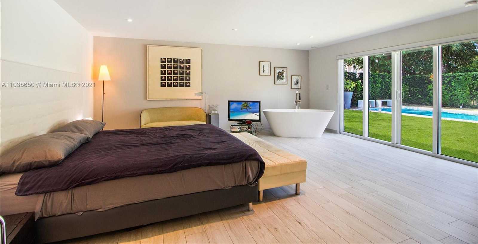 Small Image of 1030 NORTH VENETIAN DR, Miami Number 14