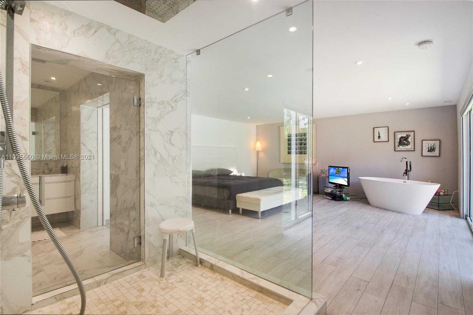 Small Image of 1030 NORTH VENETIAN DR, Miami Number 17