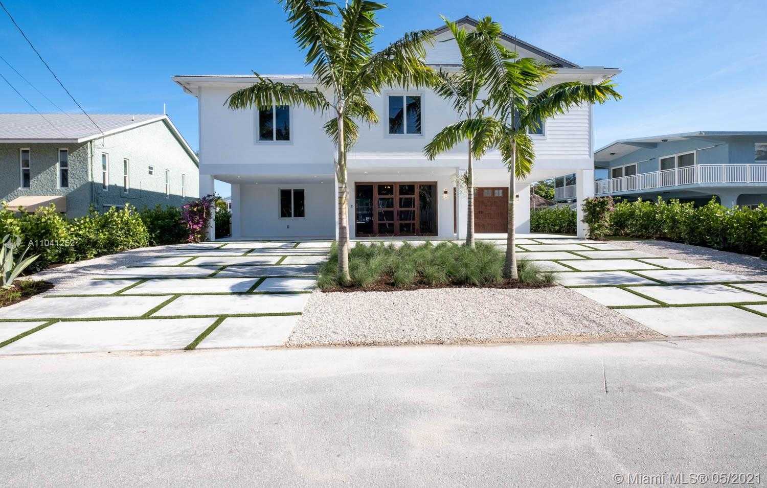 Small Image of 117 MOCKINGBIRD ROAD, Islamorada Number 2