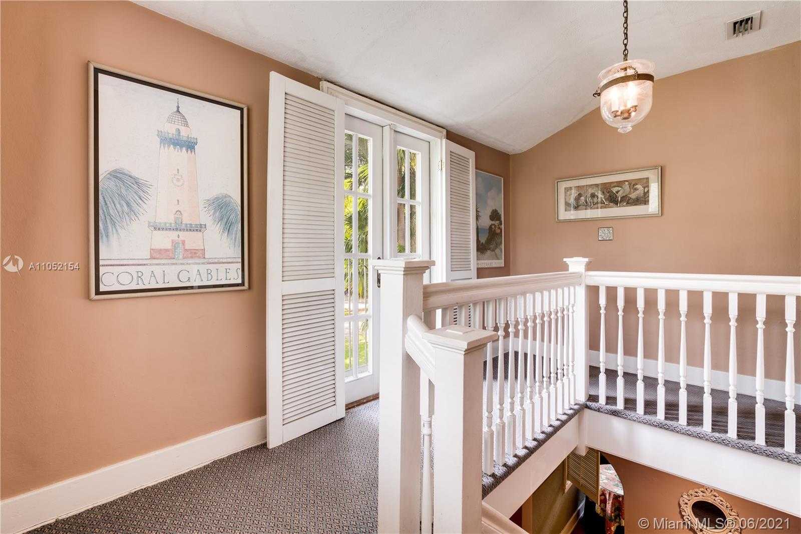 Small Image of 936 SOROLLA AVE, Coral Gables Number 14