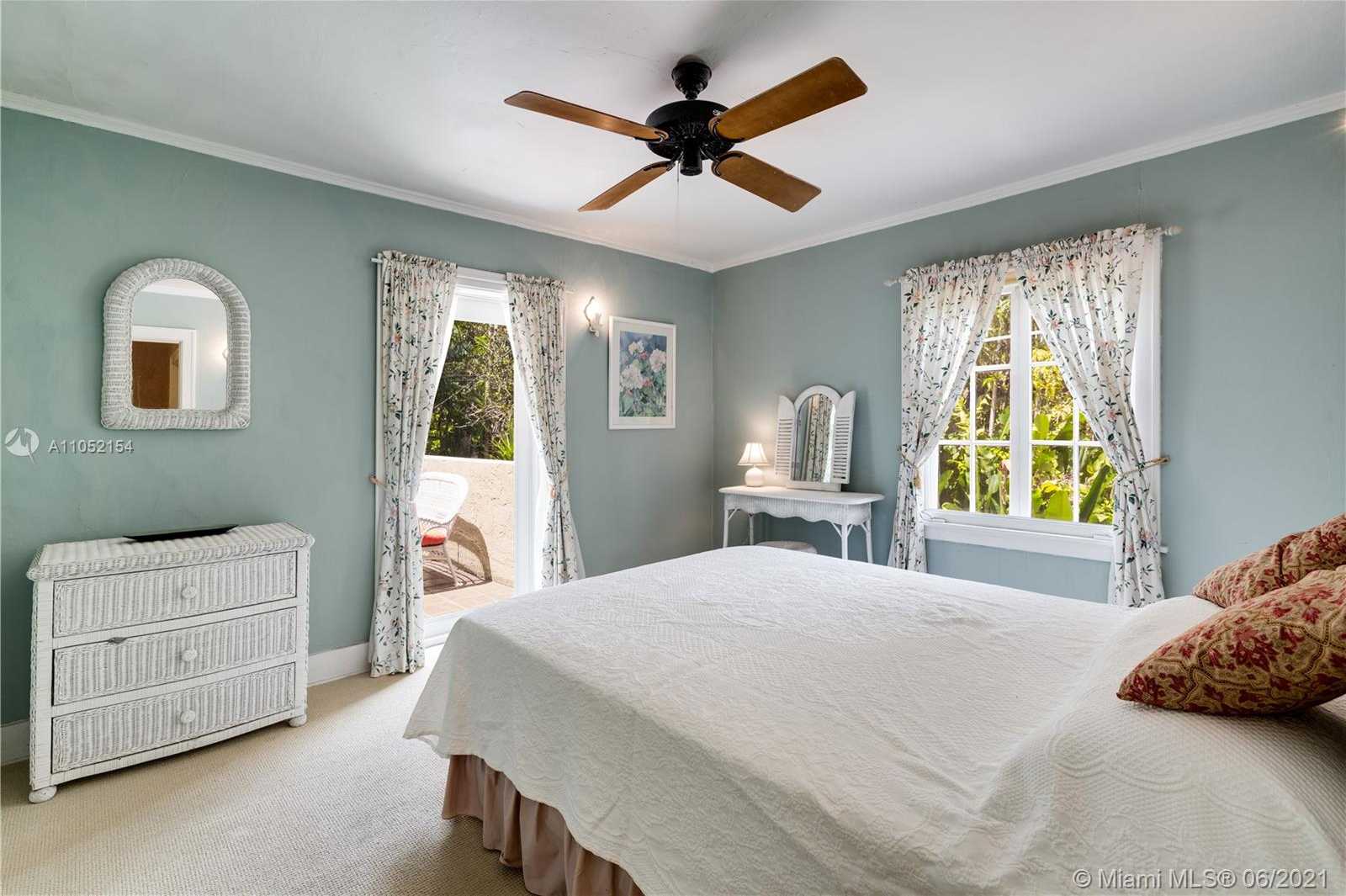 Small Image of 936 SOROLLA AVE, Coral Gables Number 17
