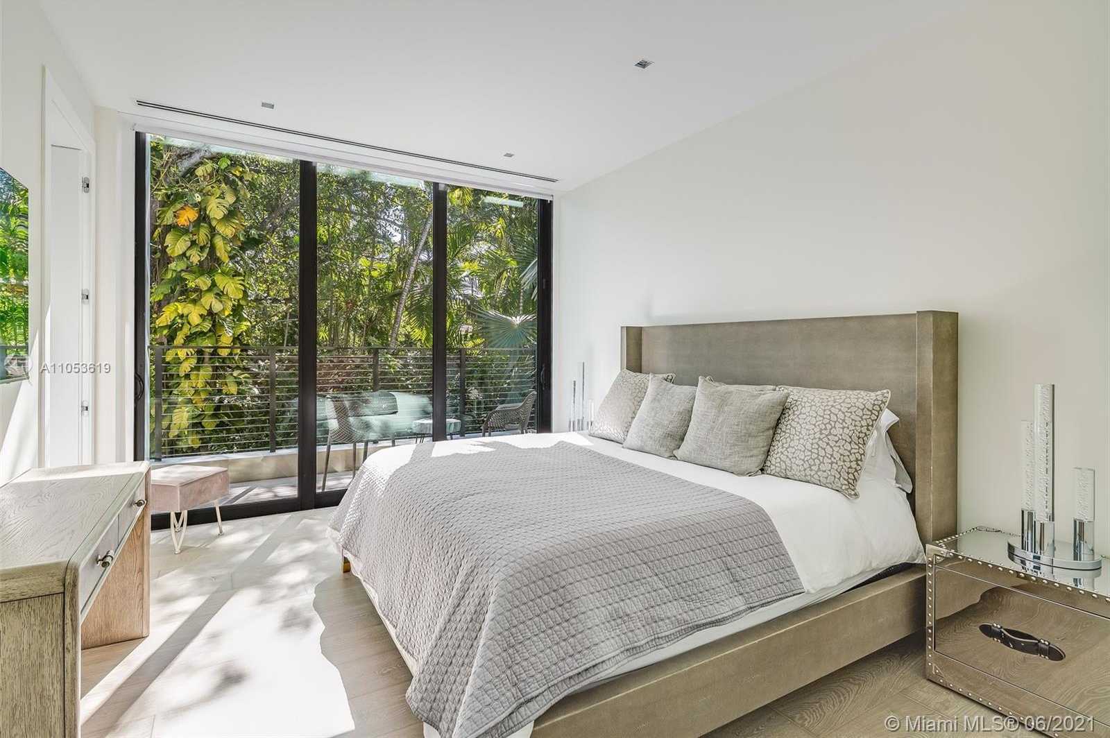Small Image of 420 NORTH HIBISCUS DR, Miami Beach Number 16