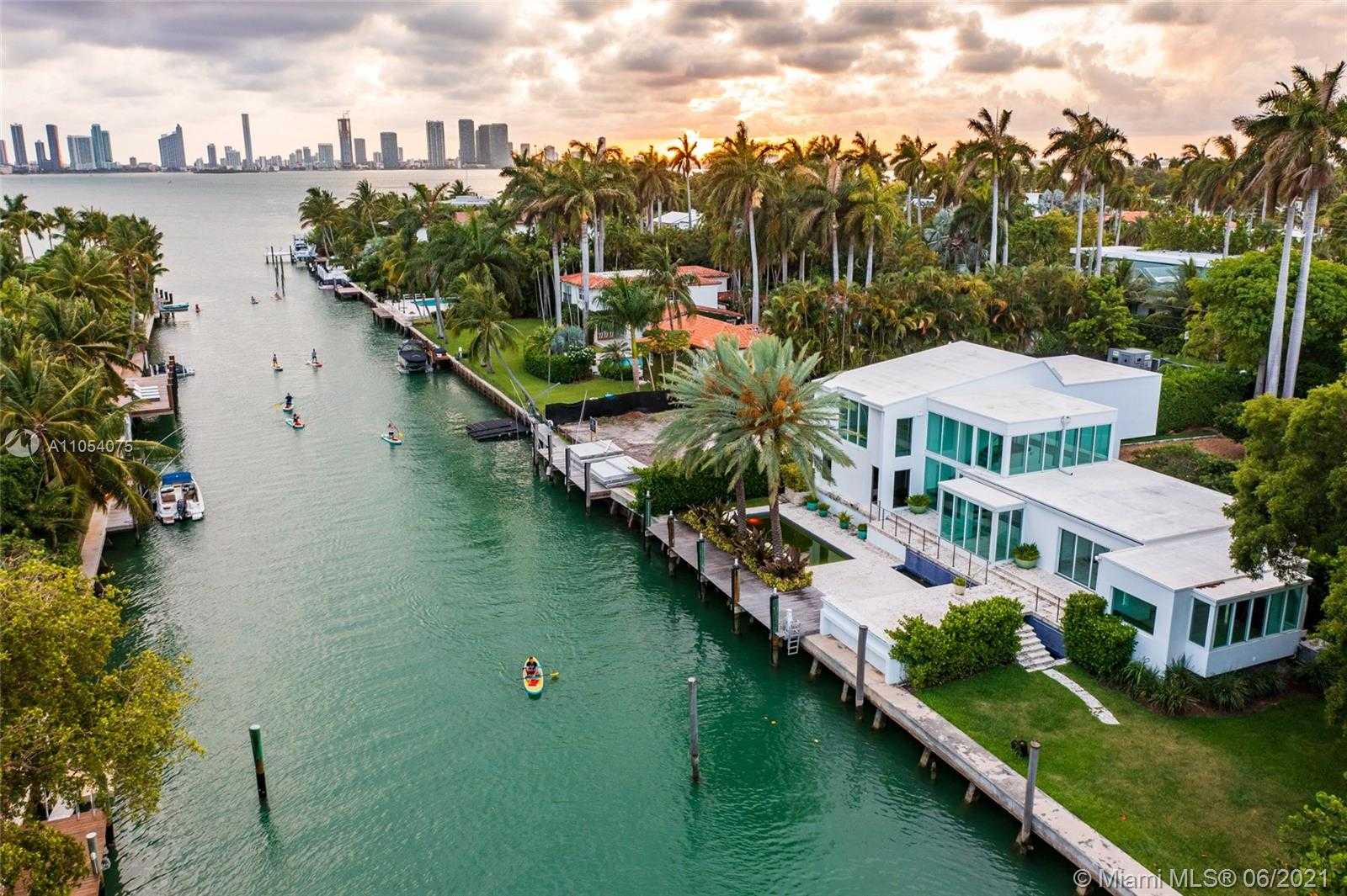 Small Image of 2288 SUNSET DR, Miami Beach Number 11