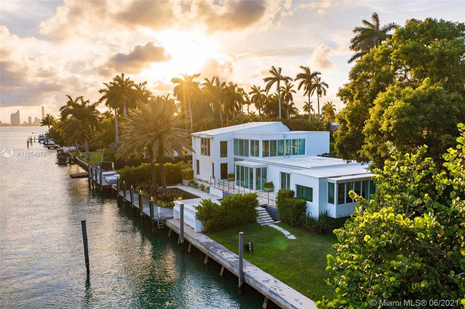 Small Image of 2288 SUNSET DR, Miami Beach Number 2