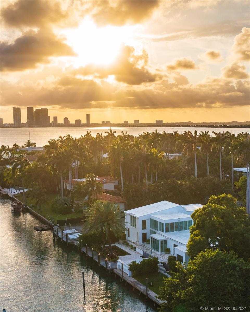 Small Image of 2288 SUNSET DR, Miami Beach Number 3