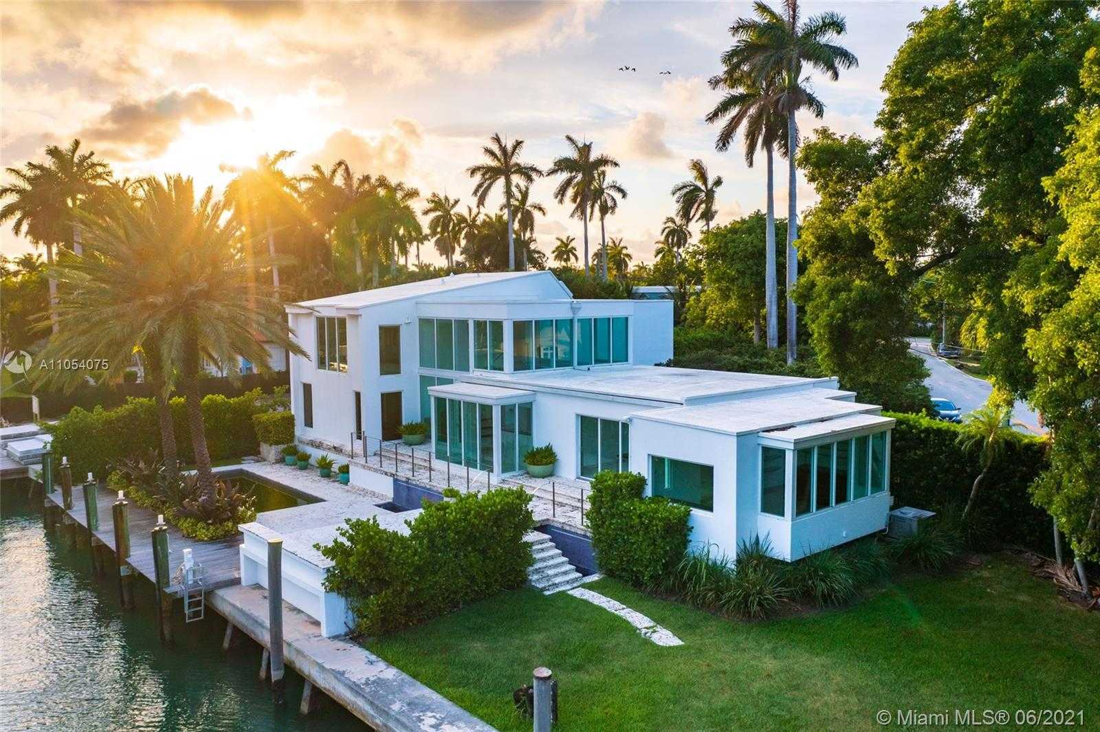 Small Image of 2288 SUNSET DR, Miami Beach Number 8