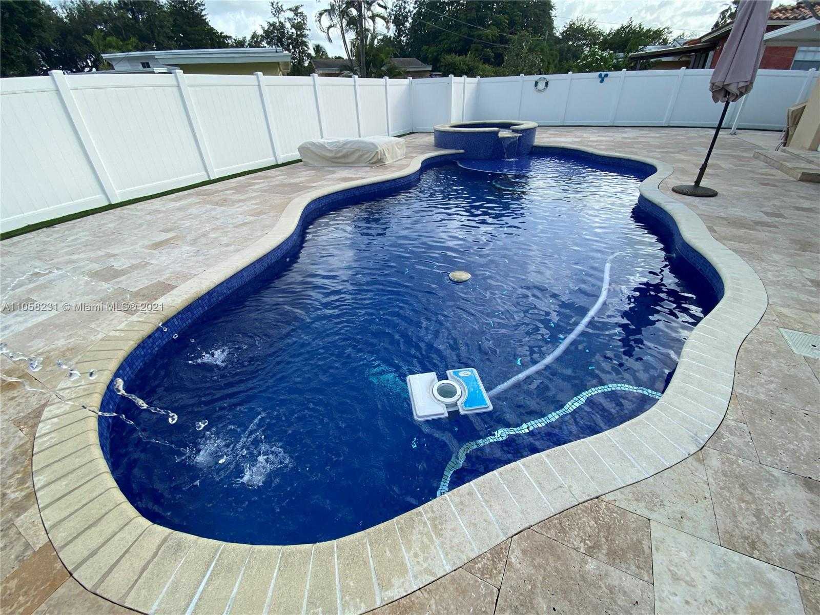 Small Image of 30 BENTLEY DR, Miami Springs Number 2