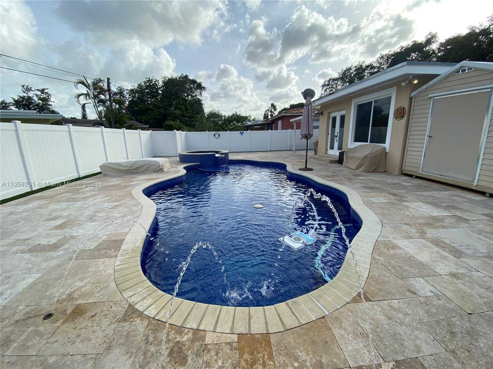 Small Image of 30 BENTLEY DR, Miami Springs Number 3