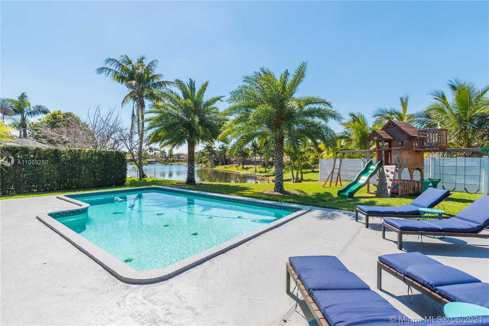 Small Image of 14300 CYPRESS CT, Miami Lakes Number 5