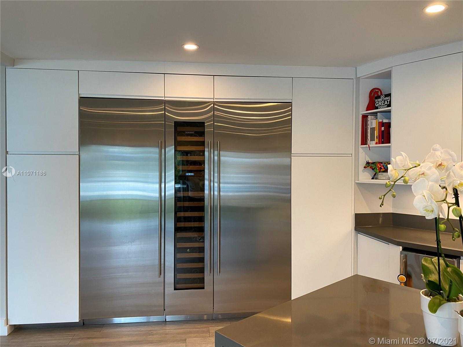 Small Image of 2190 ALAMANDA DR, North Miami Number 10