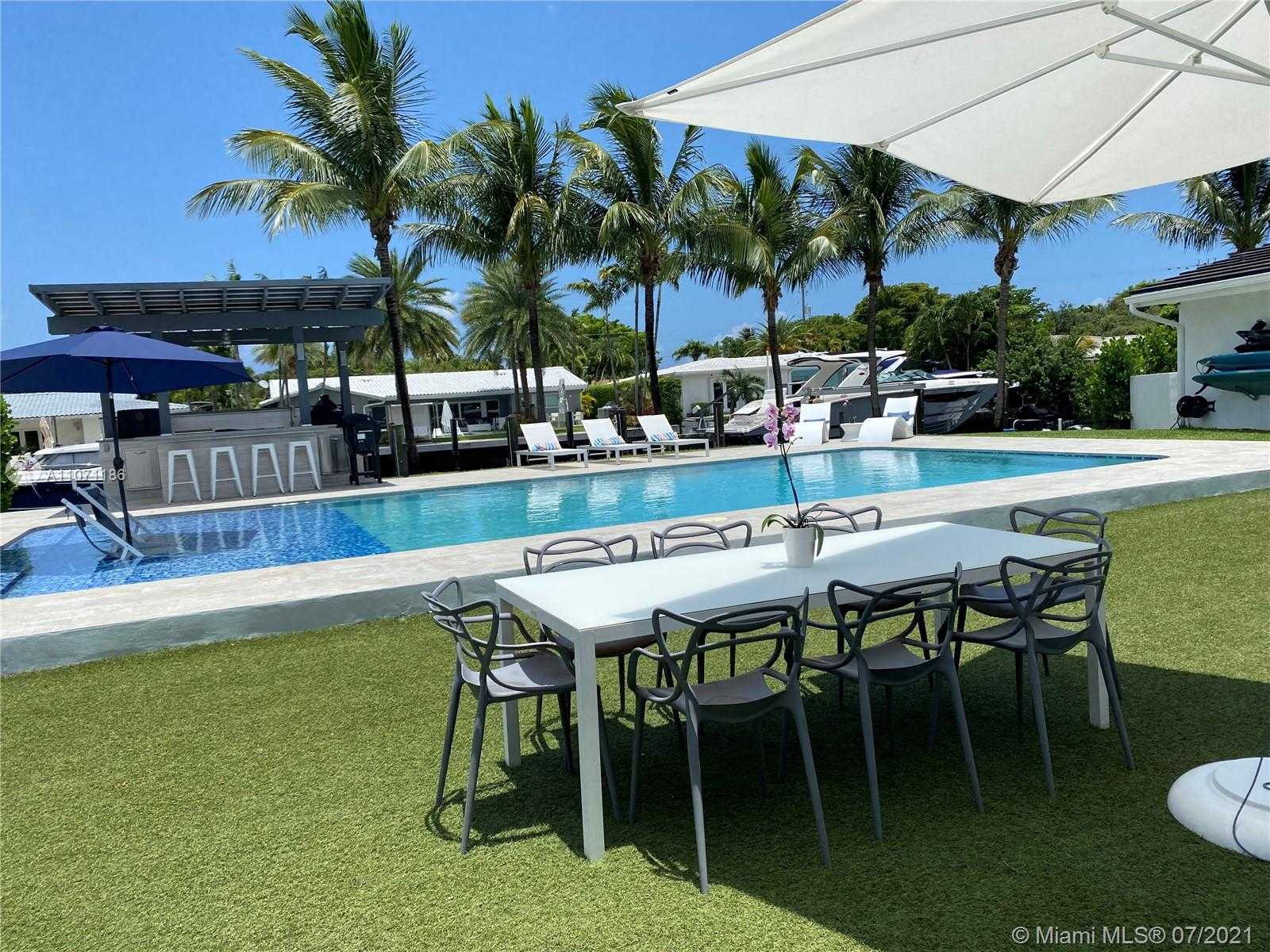 Small Image of 2190 ALAMANDA DR, North Miami Number 11