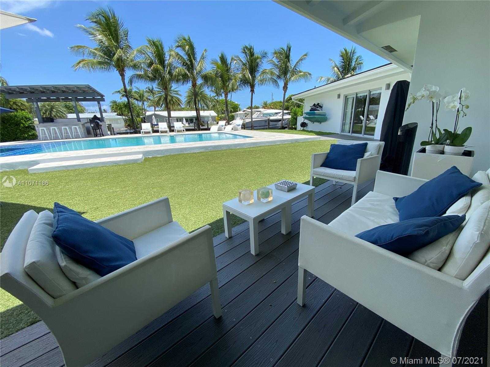 Small Image of 2190 ALAMANDA DR, North Miami Number 12