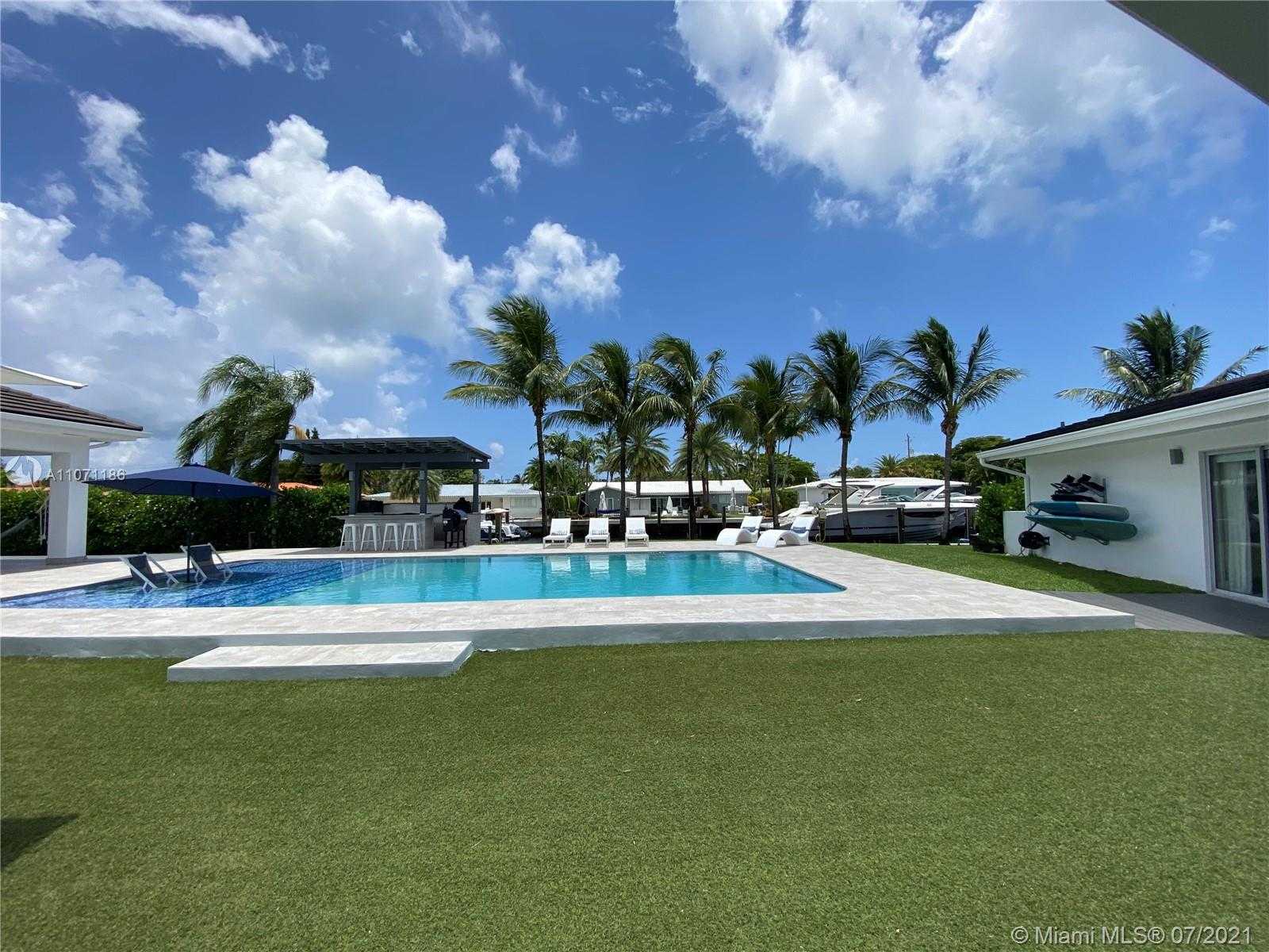 Small Image of 2190 ALAMANDA DR, North Miami Number 13