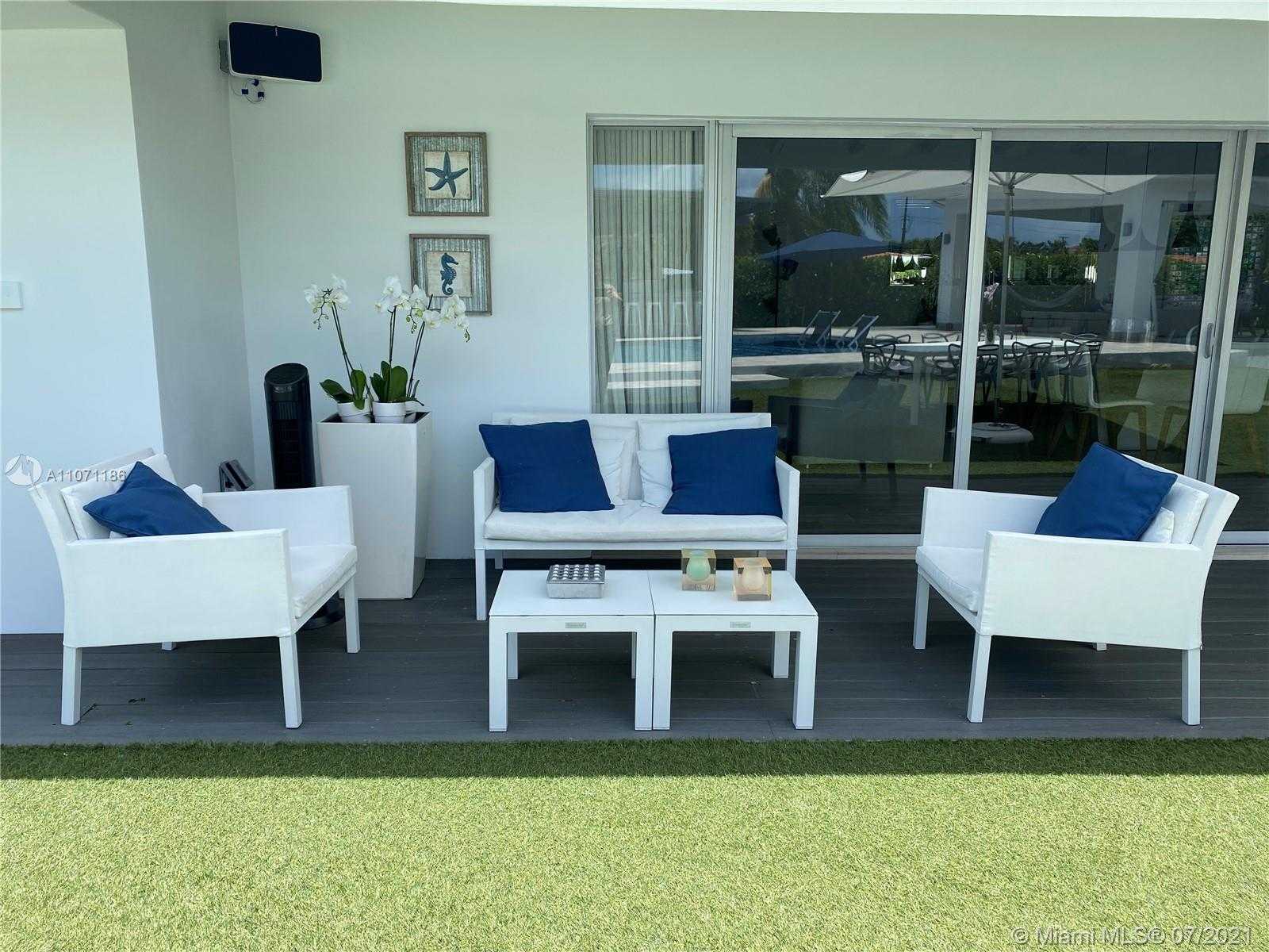 Small Image of 2190 ALAMANDA DR, North Miami Number 14