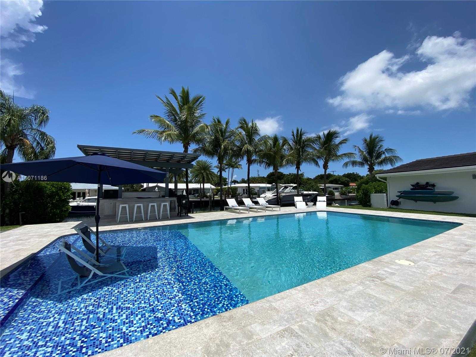 Small Image of 2190 ALAMANDA DR, North Miami Number 15