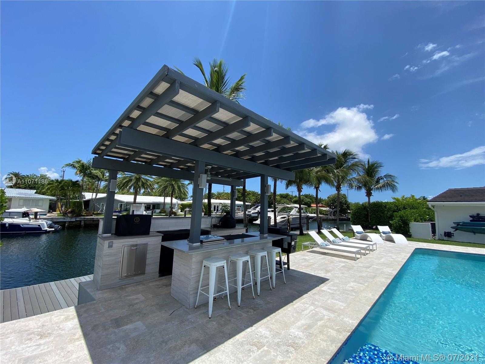 Small Image of 2190 ALAMANDA DR, North Miami Number 16