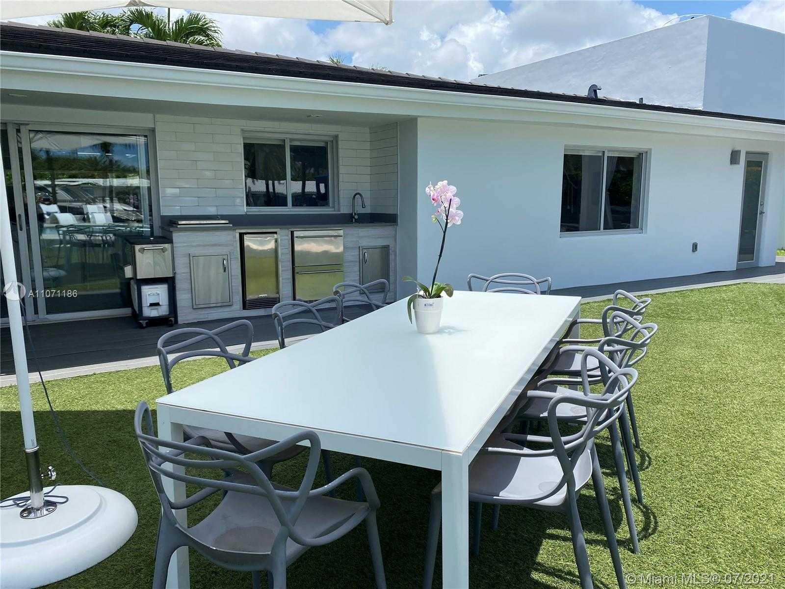 Small Image of 2190 ALAMANDA DR, North Miami Number 17