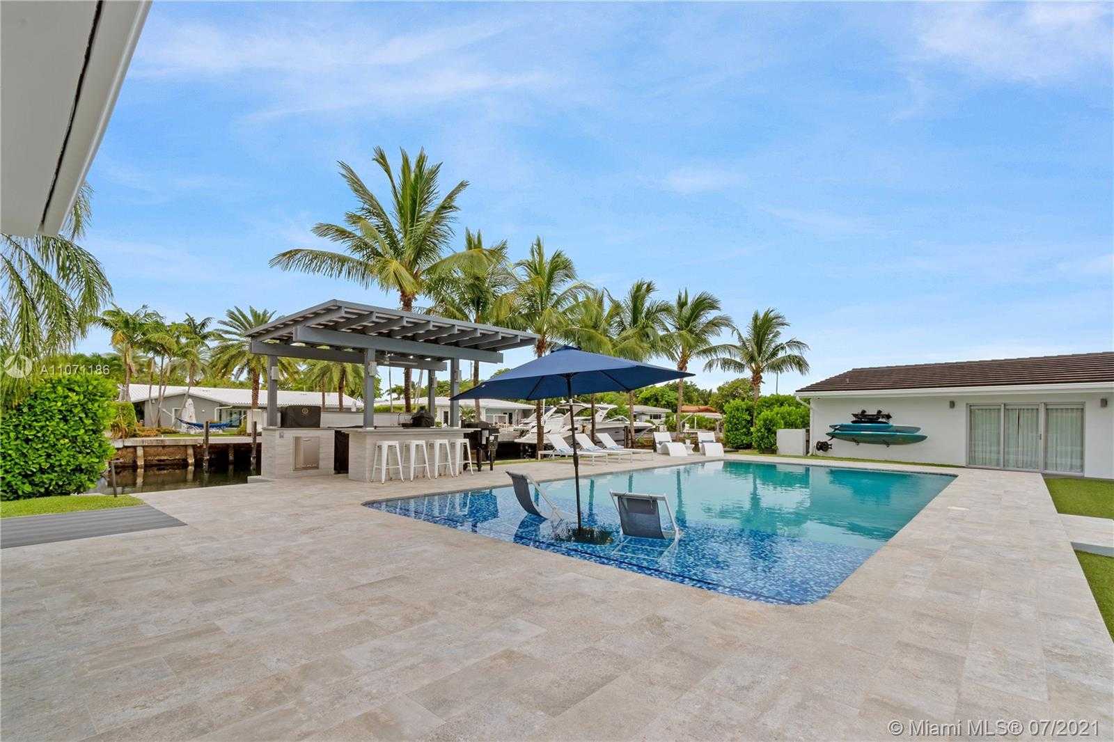 Small Image of 2190 ALAMANDA DR, North Miami Number 18