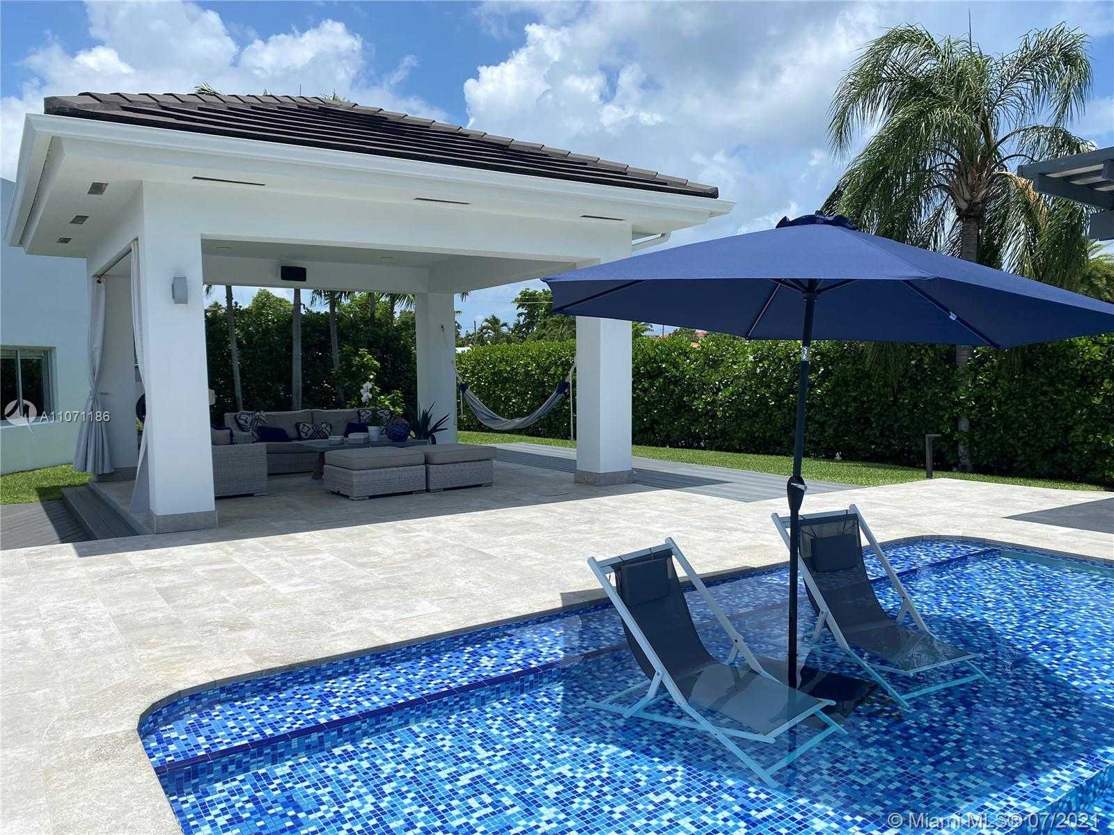 Small Image of 2190 ALAMANDA DR, North Miami Number 19