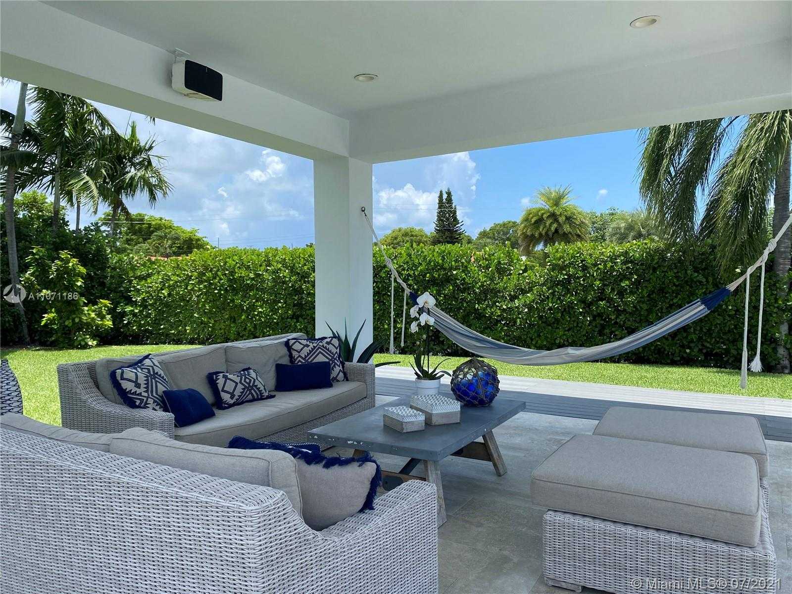 Small Image of 2190 ALAMANDA DR, North Miami Number 20