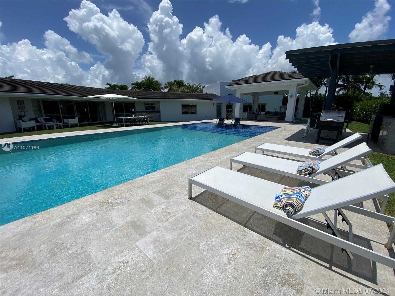 Small Image of 2190 ALAMANDA DR, North Miami Number 21