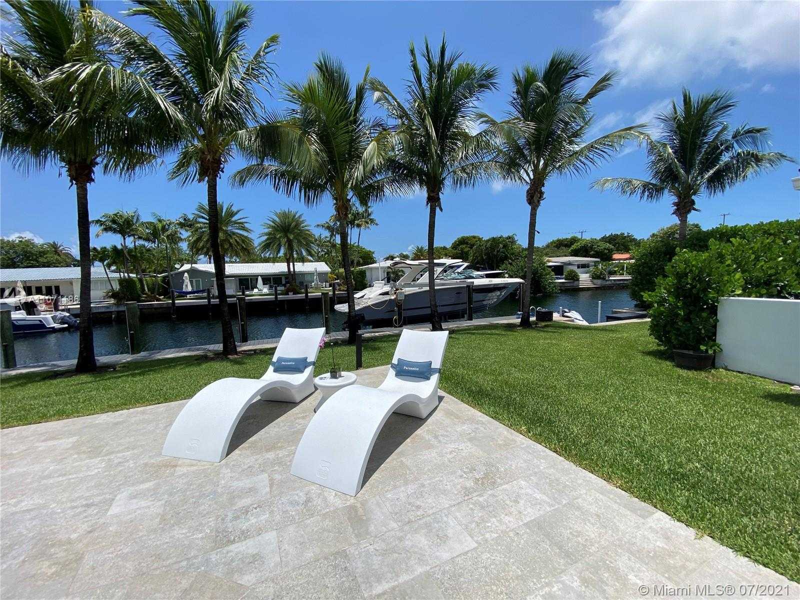 Small Image of 2190 ALAMANDA DR, North Miami Number 22