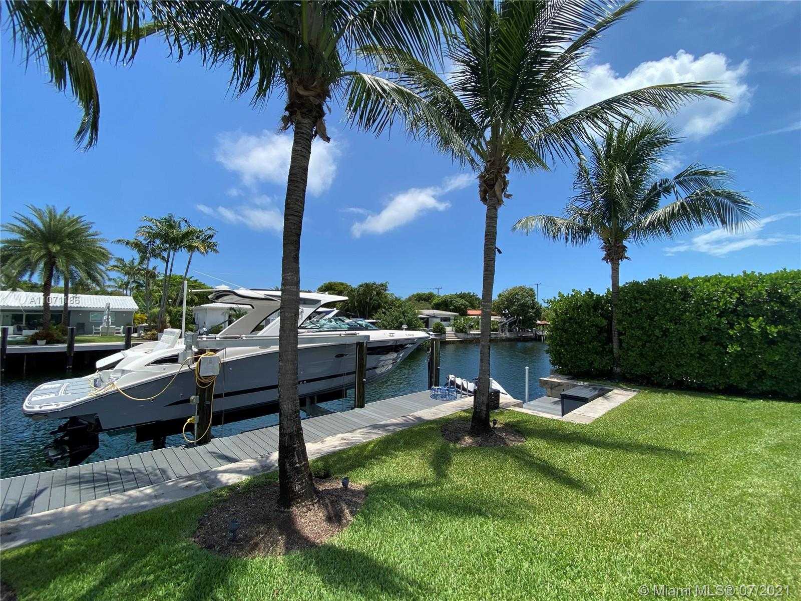 Small Image of 2190 ALAMANDA DR, North Miami Number 23