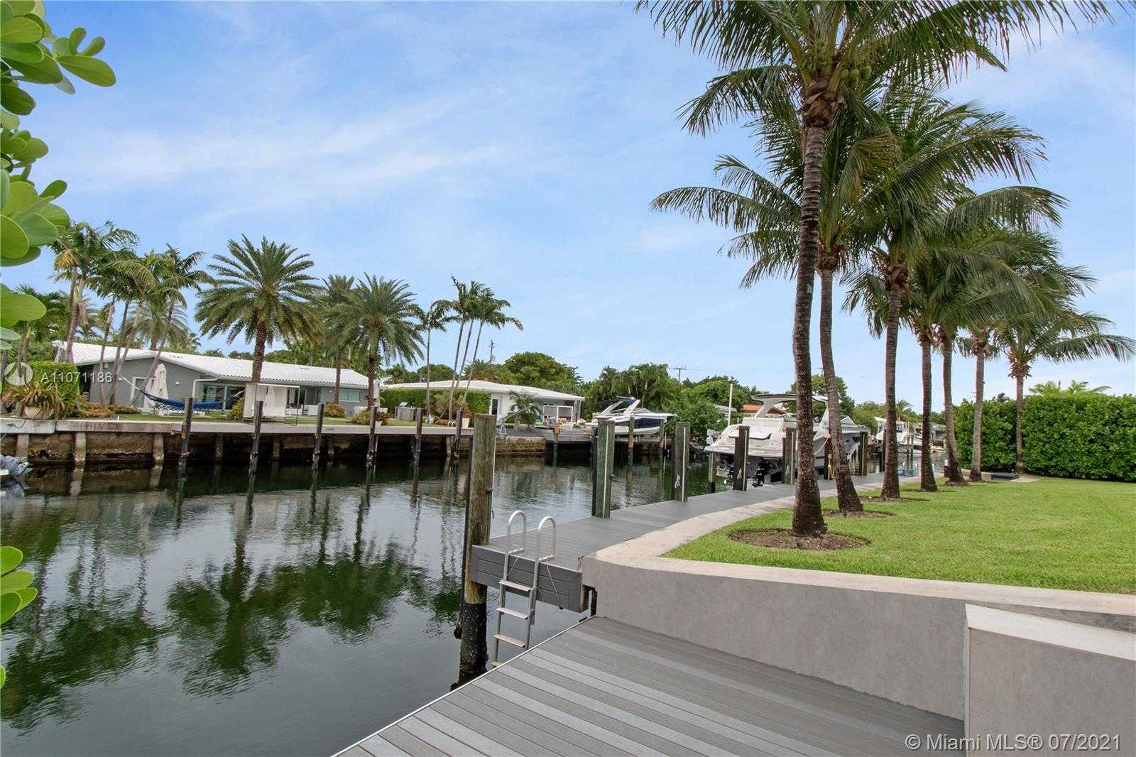 Small Image of 2190 ALAMANDA DR, North Miami Number 24