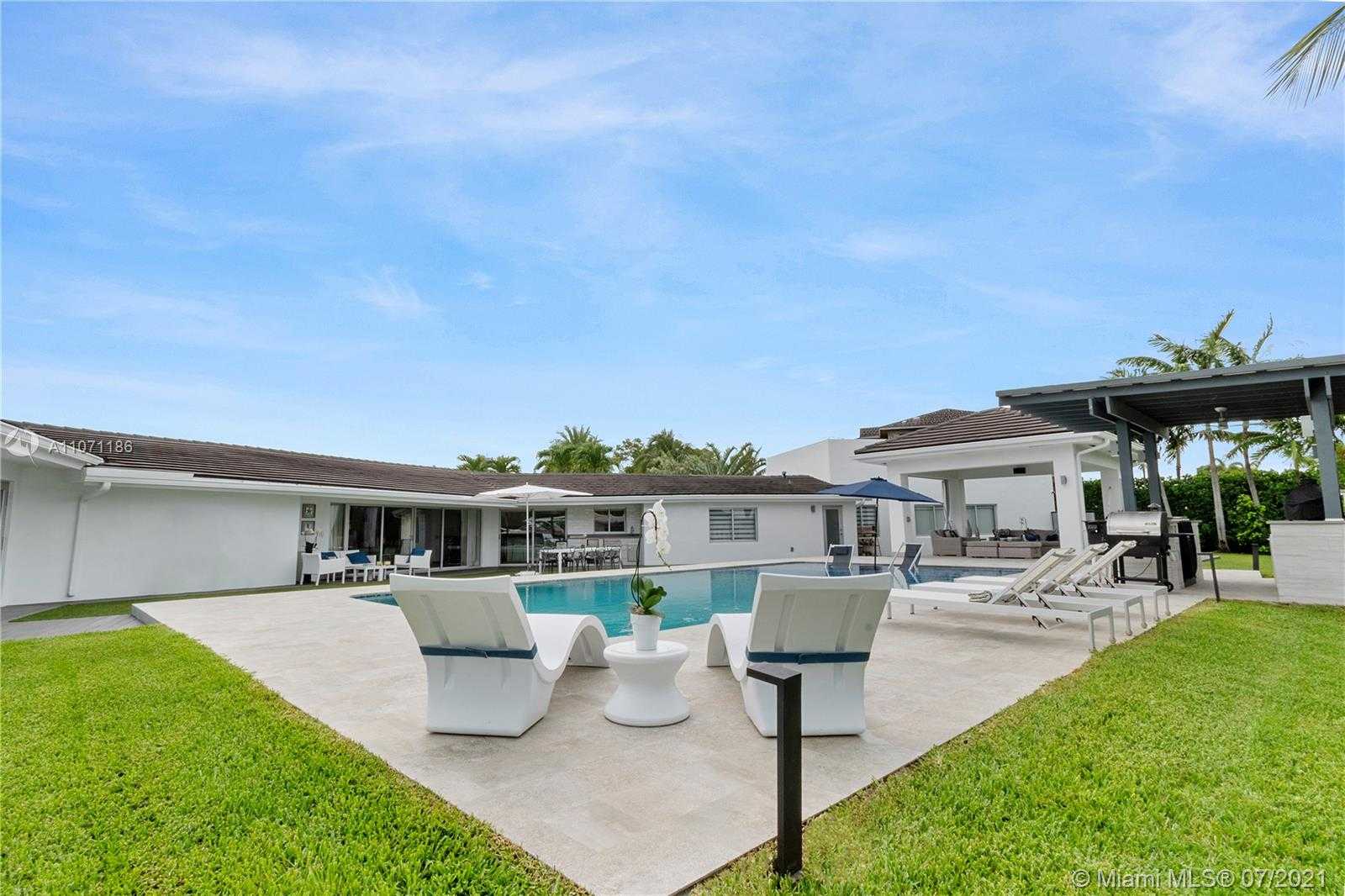 Small Image of 2190 ALAMANDA DR, North Miami Number 26
