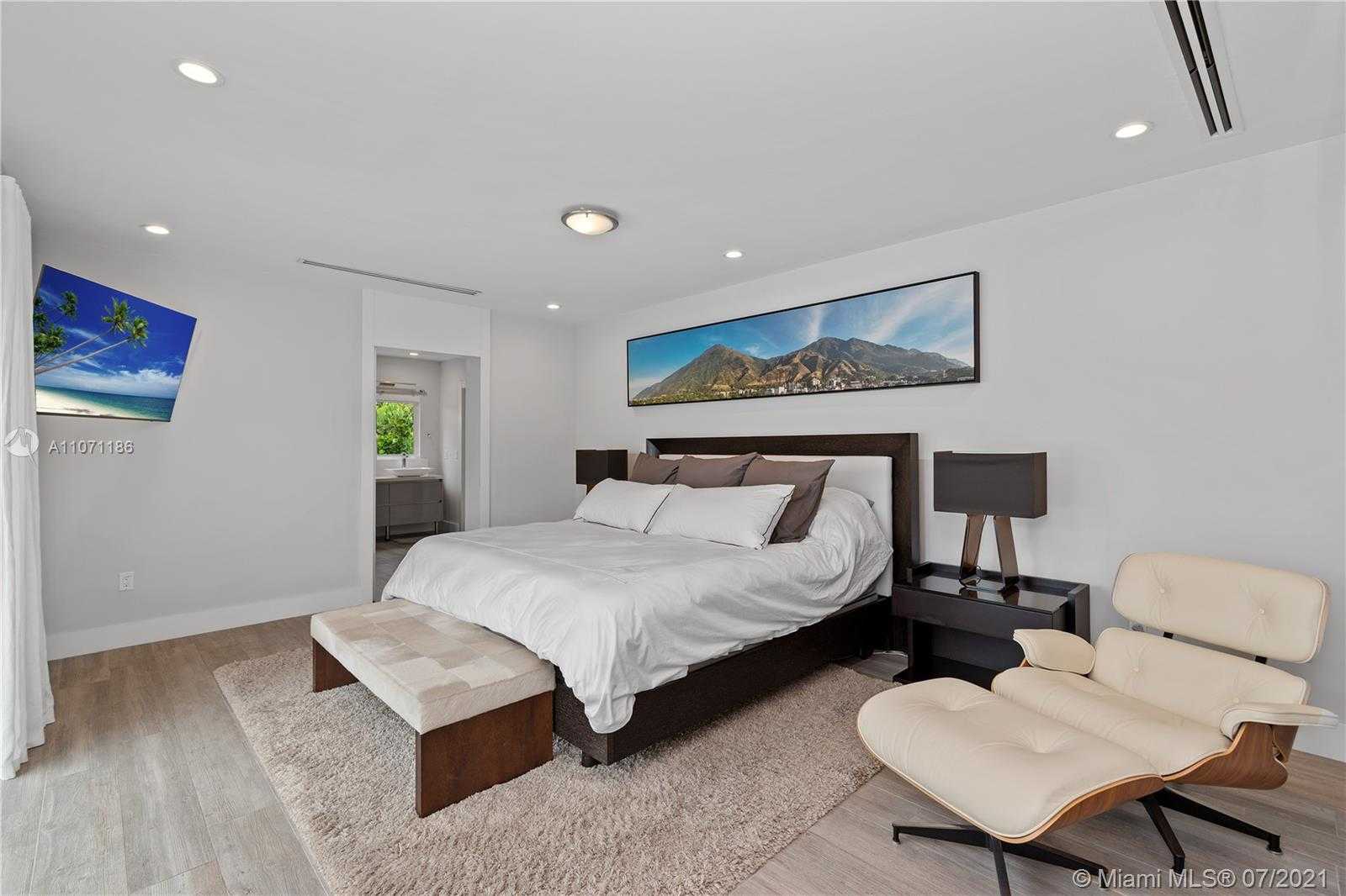 Small Image of 2190 ALAMANDA DR, North Miami Number 28