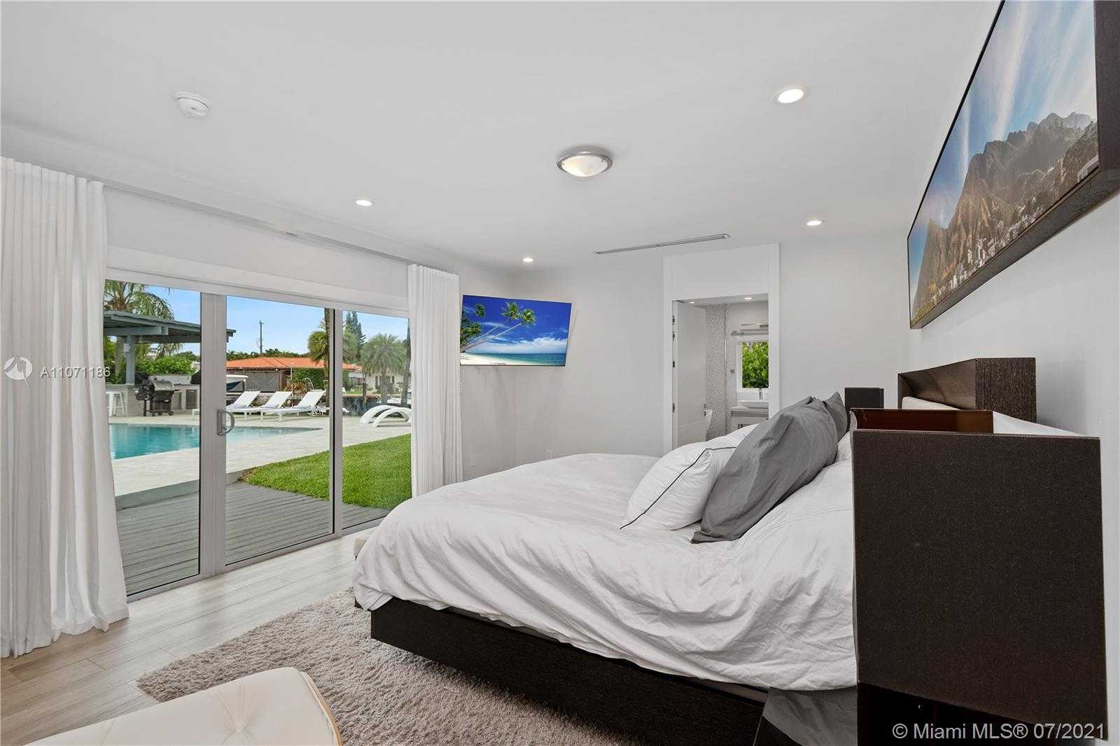 Small Image of 2190 ALAMANDA DR, North Miami Number 29