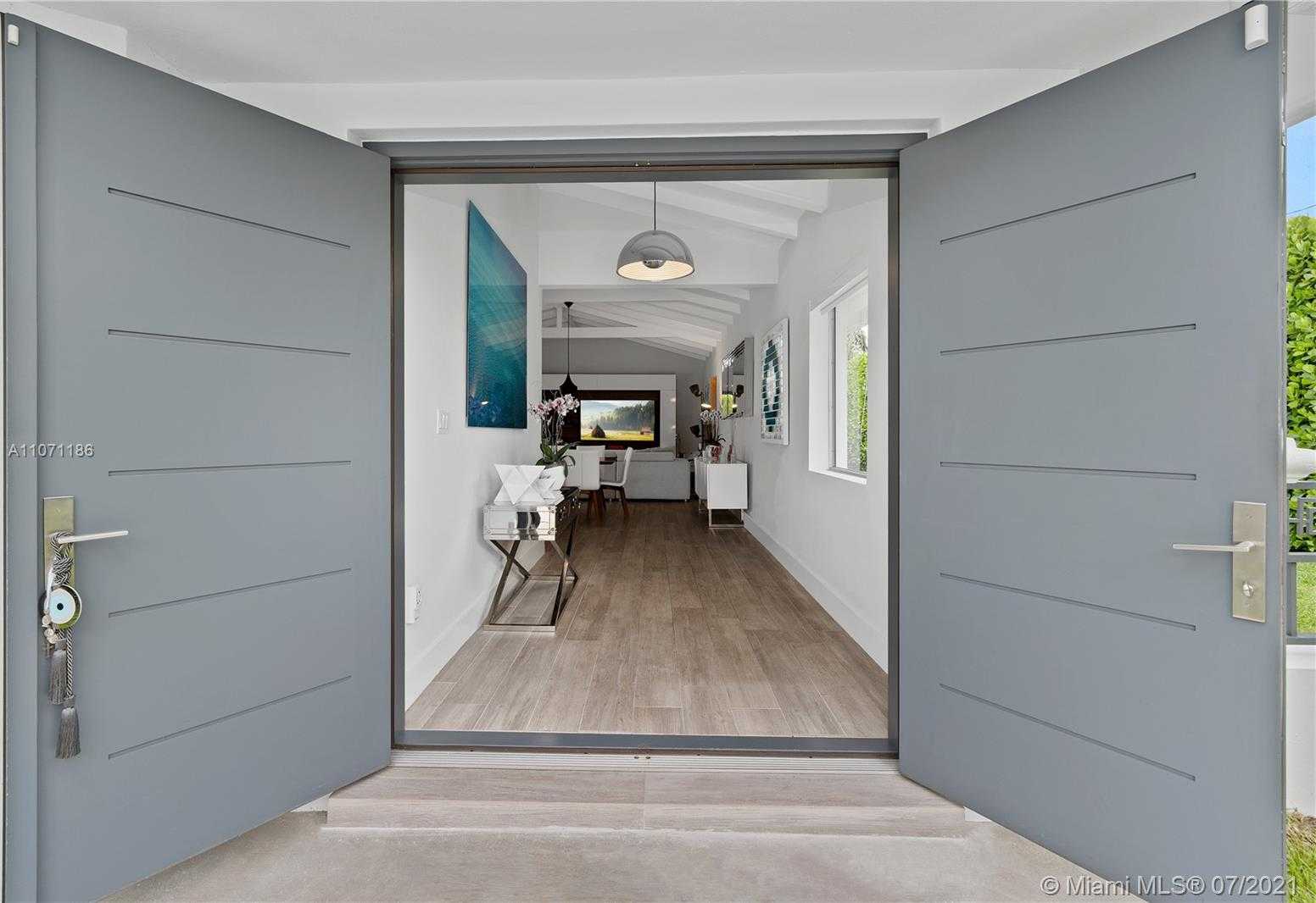 Small Image of 2190 ALAMANDA DR, North Miami Number 3