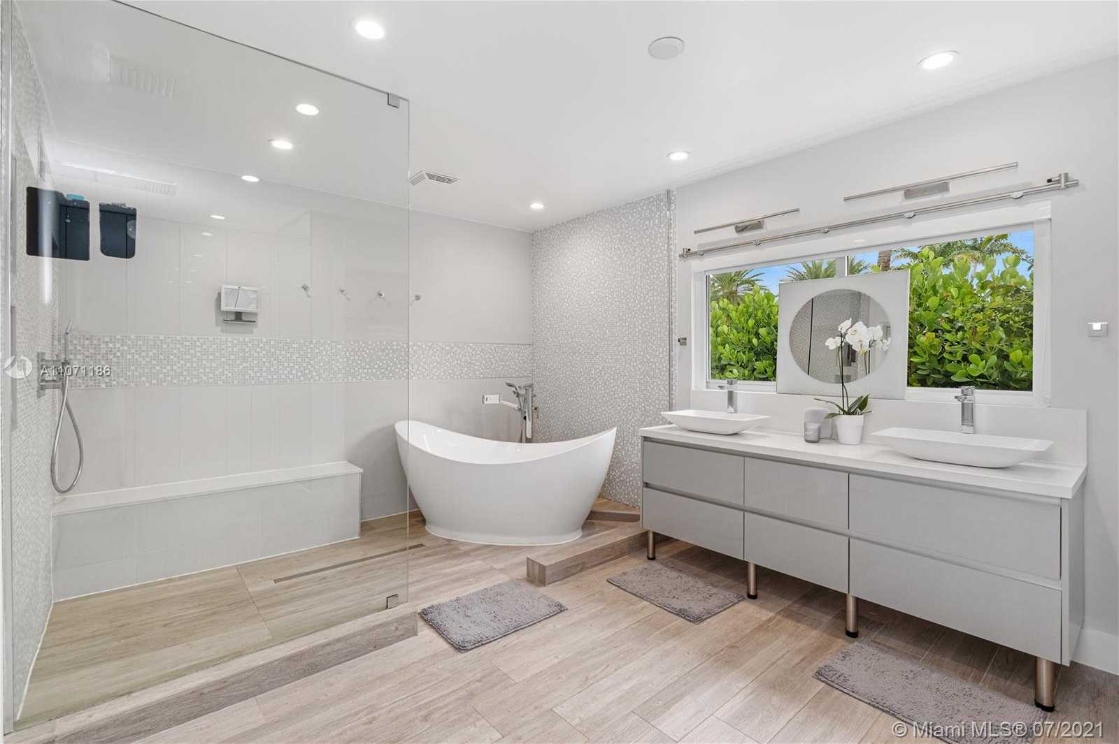 Small Image of 2190 ALAMANDA DR, North Miami Number 30