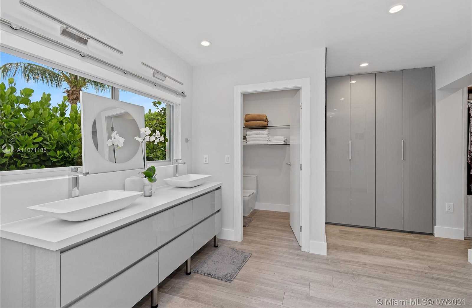 Small Image of 2190 ALAMANDA DR, North Miami Number 31