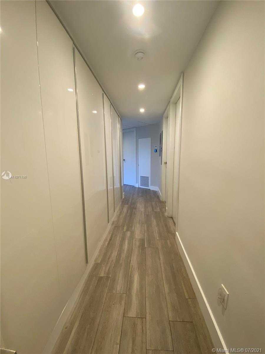 Small Image of 2190 ALAMANDA DR, North Miami Number 33