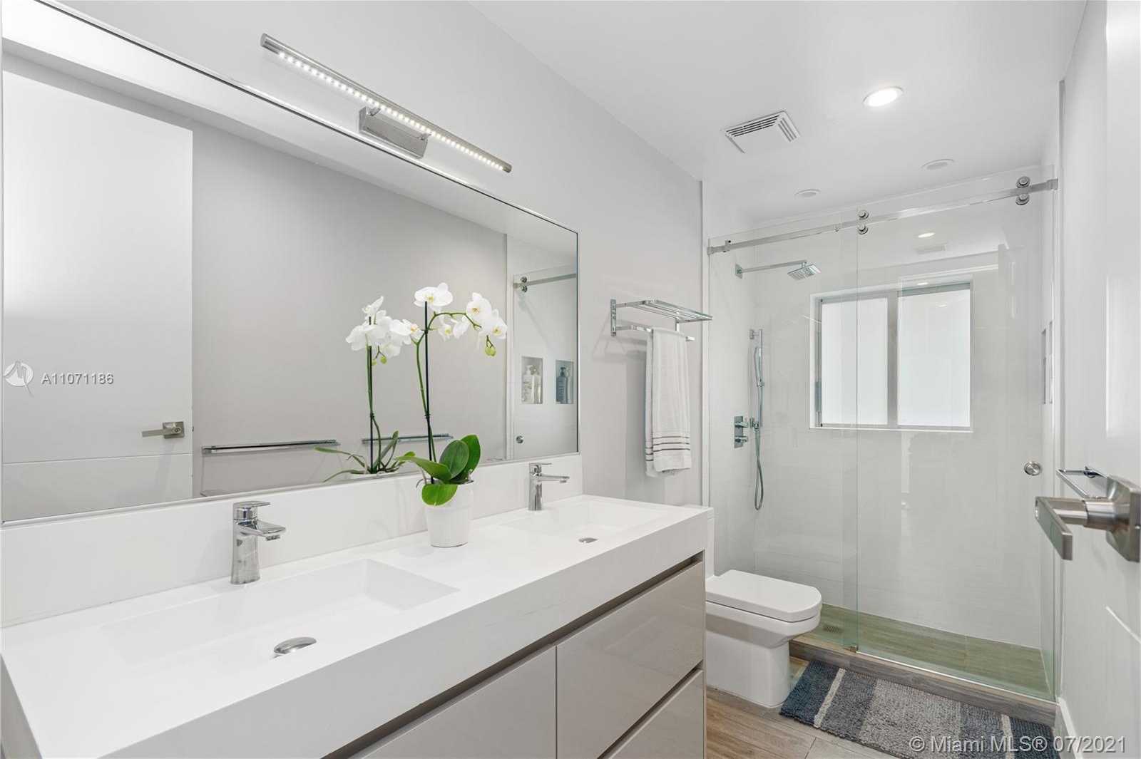 Small Image of 2190 ALAMANDA DR, North Miami Number 35