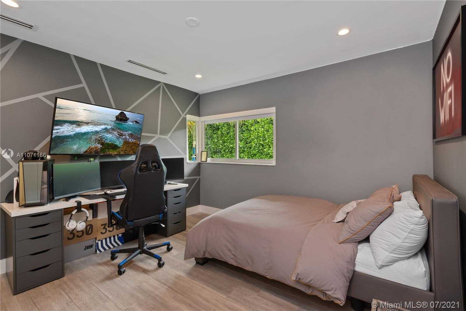 Small Image of 2190 ALAMANDA DR, North Miami Number 36