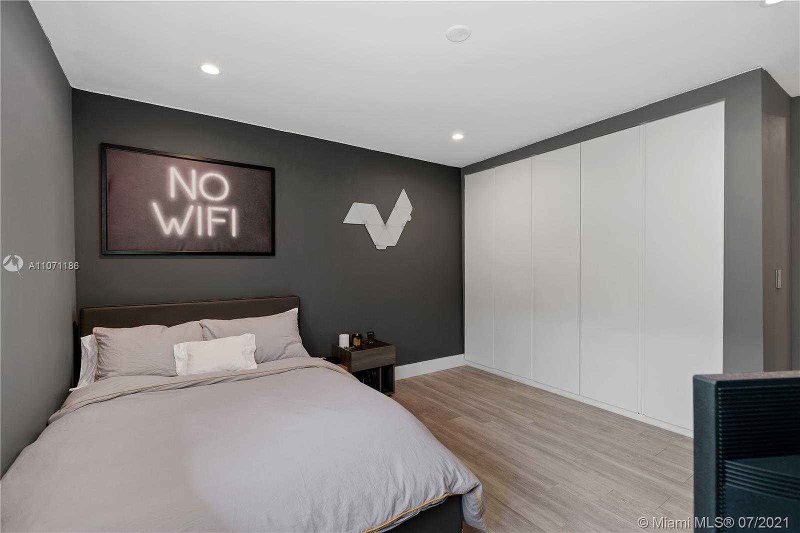 Small Image of 2190 ALAMANDA DR, North Miami Number 37