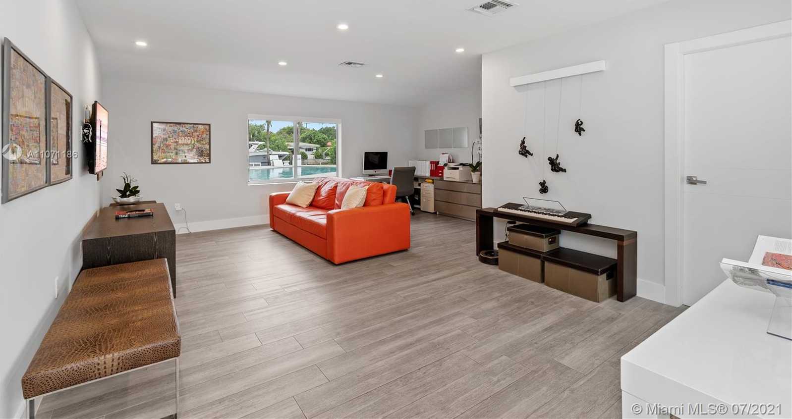 Small Image of 2190 ALAMANDA DR, North Miami Number 39